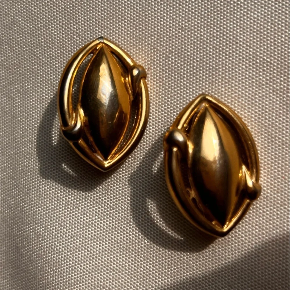 Vintage Crown Trifari large Earrings Gold very 80s mod